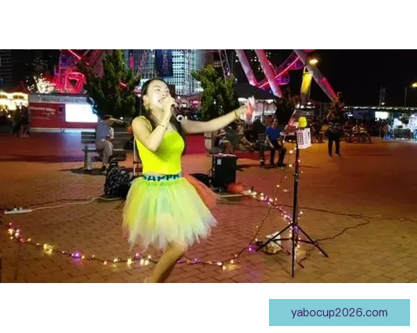 艾维街头激情演讲手持麦克风大胆表达观点引发路人热烈关注